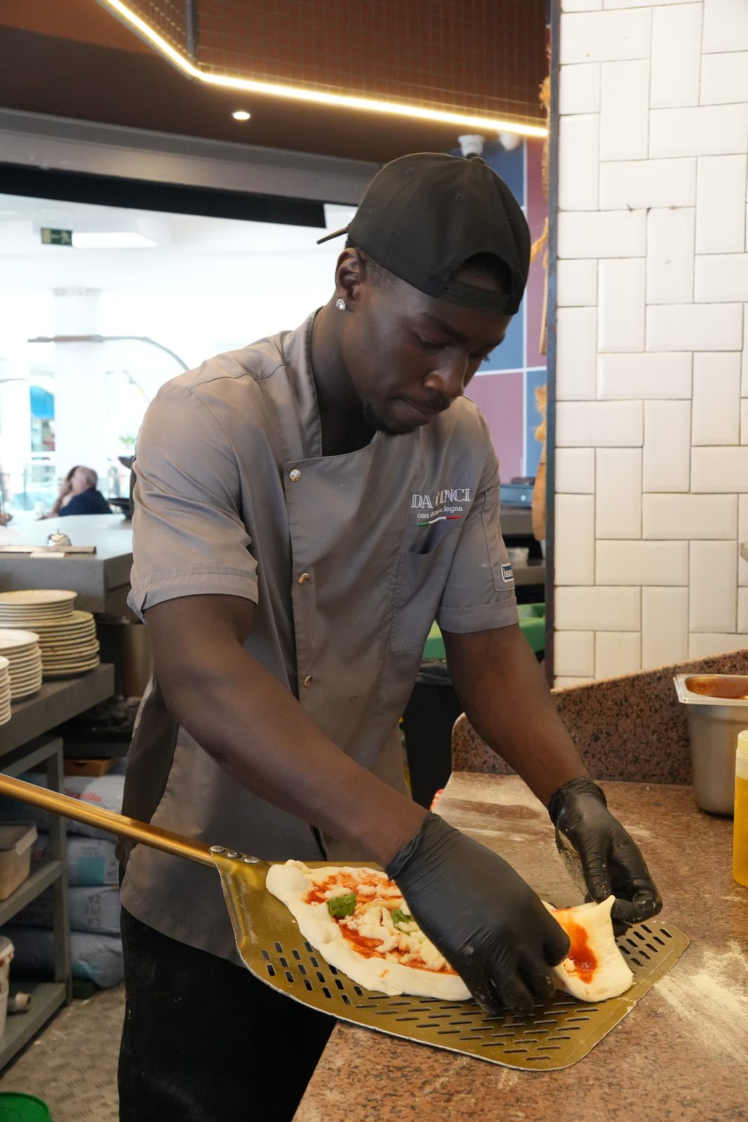 Nuestro pizzero elaborando la pizza